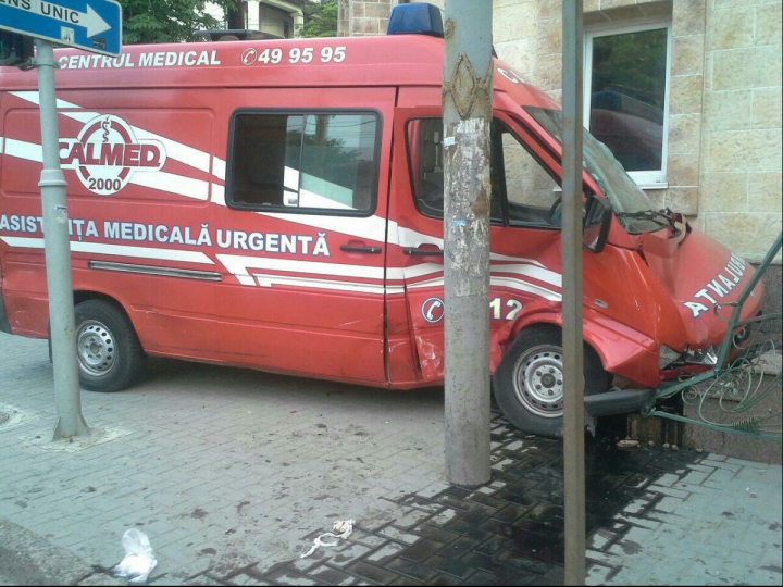 ACCIDENT GRAV în centrul Capitalei. O ambulanţă a ajuns într-un perete (FOTO)