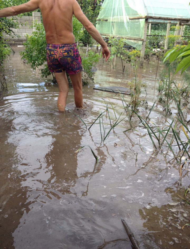 SUTE de localităţi din ţară, AFECTATE PUTERNIC de PLOILE TORENŢIALE de seara trecută (FOTO/VIDEO)