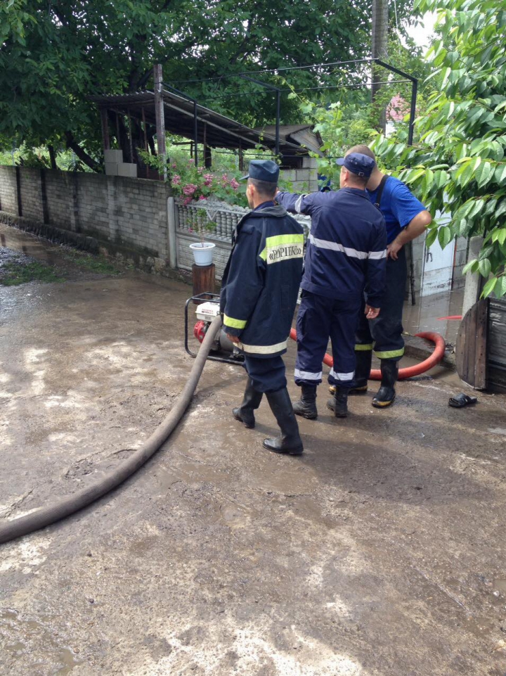 SUTE de localităţi din ţară, AFECTATE PUTERNIC de PLOILE TORENŢIALE de seara trecută (FOTO/VIDEO)