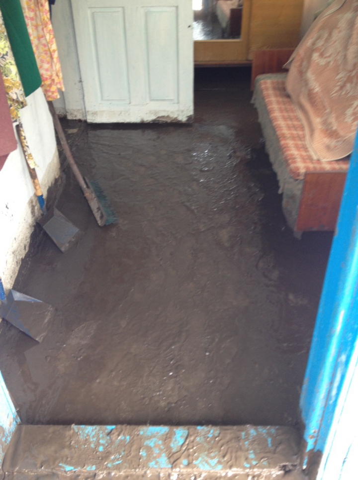 SUTE de localităţi din ţară, AFECTATE PUTERNIC de PLOILE TORENŢIALE de seara trecută (FOTO/VIDEO)