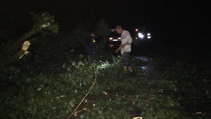 SUTE de localităţi din ţară, AFECTATE PUTERNIC de PLOILE TORENŢIALE de seara trecută (FOTO/VIDEO)