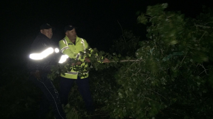 SUTE de localităţi din ţară, AFECTATE PUTERNIC de PLOILE TORENŢIALE de seara trecută (FOTO/VIDEO)