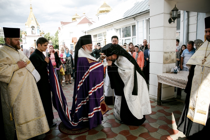 (FOTOREPORT) Icoana făcătoare de minuni din Grecia a fost adusă la mănăstirea Ciuflea din Capitală