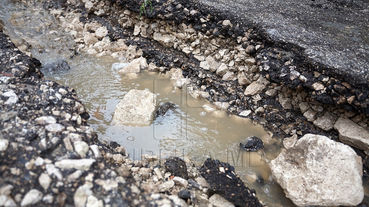 Ploile de aseară au făcut PRĂPĂD! Mai multe drumuri din ţară SUNT ÎNNĂMOLITE (FOTO)