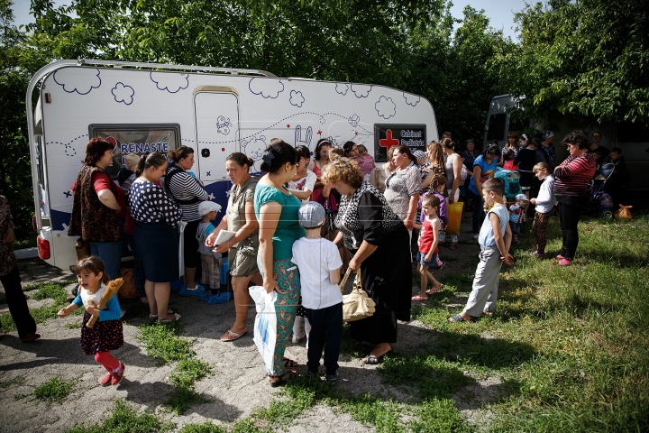 "Cabinetul pediatric mobil" a ajuns la Şoldăneşti. Zeci de copii au fost examinaţi de medici