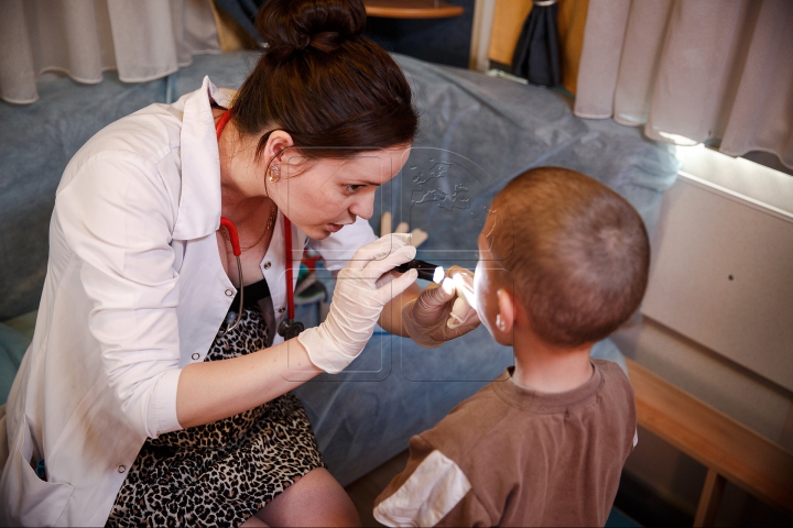 "Cabinetul pediatric mobil" a ajuns la Şoldăneşti. Zeci de copii au fost examinaţi de medici