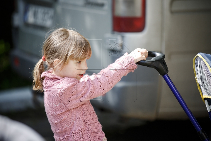 "Cabinetul pediatric mobil" a ajuns la Şoldăneşti. Zeci de copii au fost examinaţi de medici