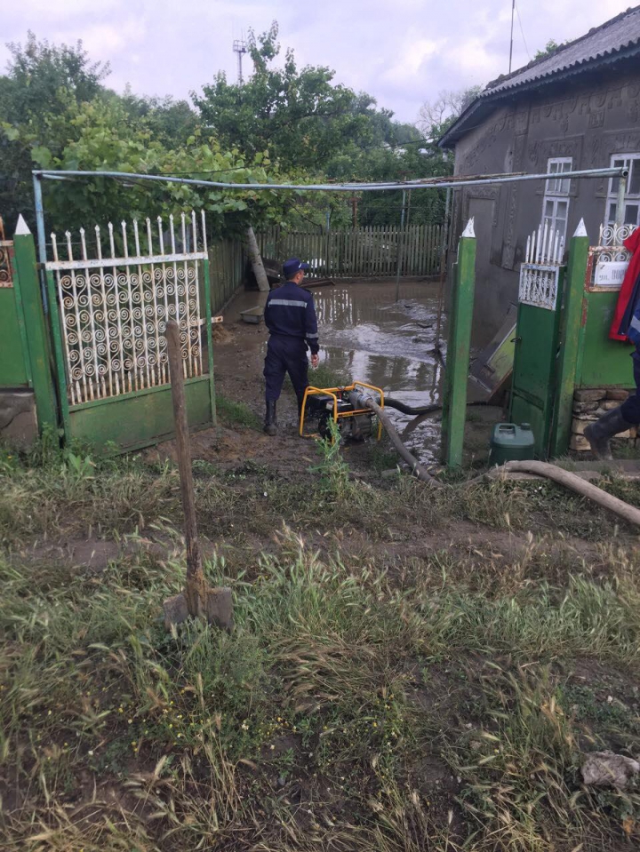 POTOP la Ceadîr-Lunga. Ploile torenţiale au afectat 52 de gospodării, 21 persoane au fost evacuate (FOTOREPORT)