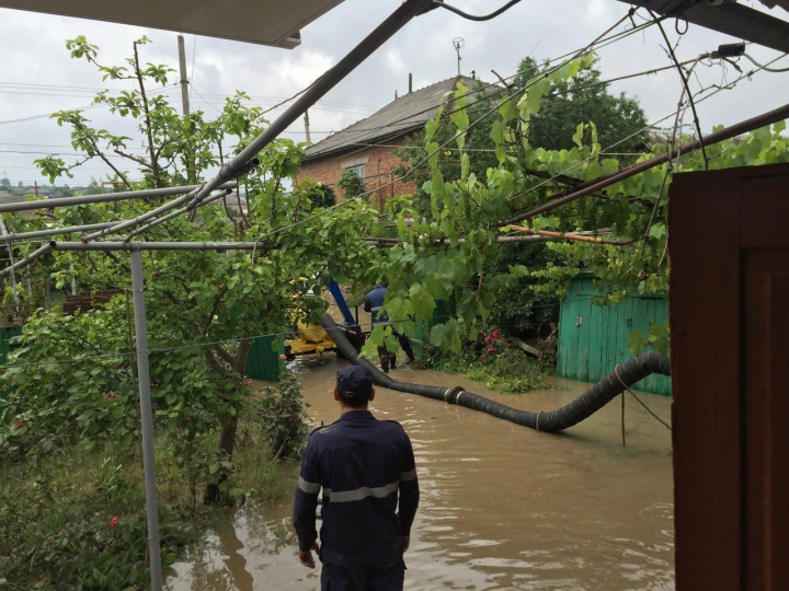 POTOP la Ceadîr-Lunga. Ploile torenţiale au afectat 52 de gospodării, 21 persoane au fost evacuate (FOTOREPORT)