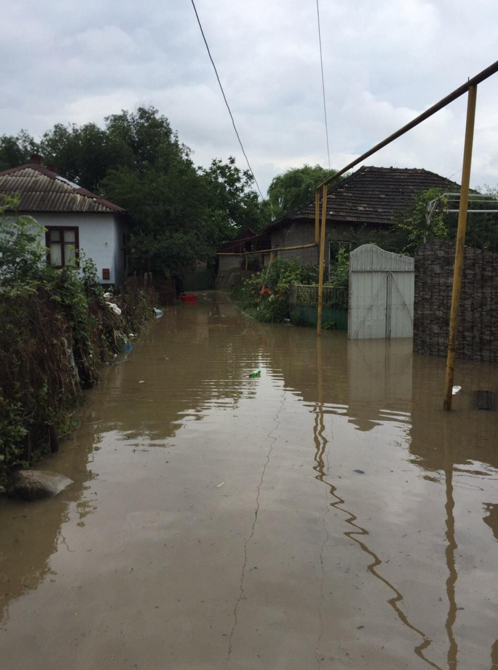 POTOP la Ceadîr-Lunga. Ploile torenţiale au afectat 52 de gospodării, 21 persoane au fost evacuate (FOTOREPORT)