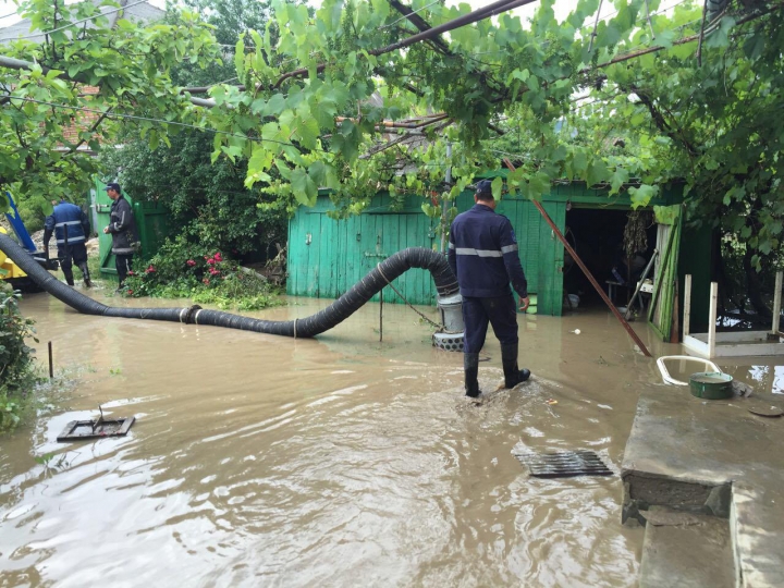 POTOP la Ceadîr-Lunga. Ploile torenţiale au afectat 52 de gospodării, 21 persoane au fost evacuate (FOTOREPORT)