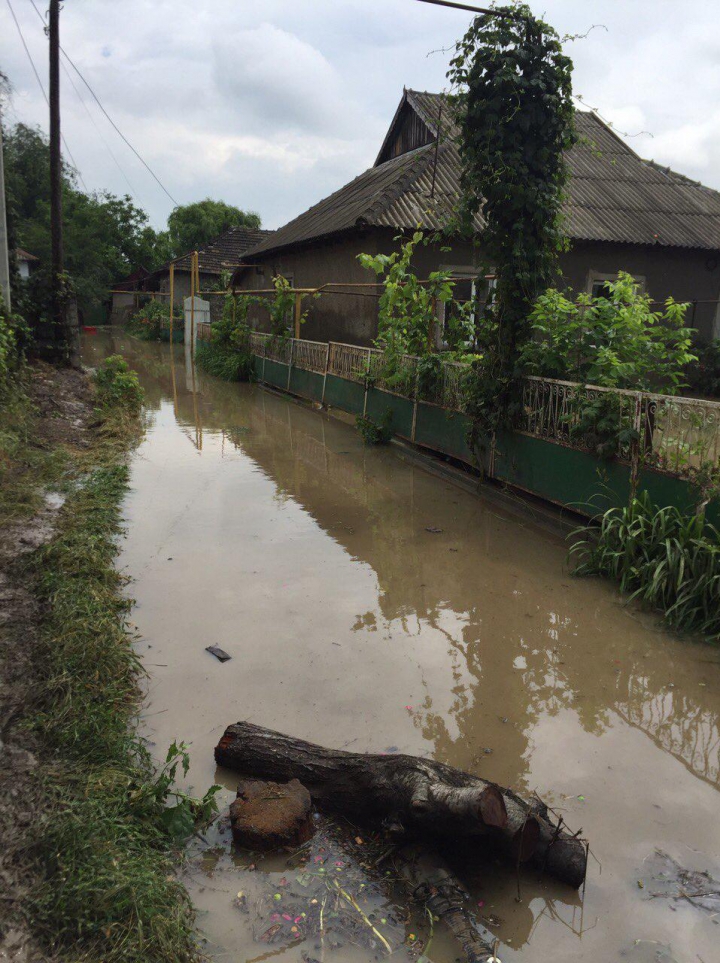 POTOP la Ceadîr-Lunga. Ploile torenţiale au afectat 52 de gospodării, 21 persoane au fost evacuate (FOTOREPORT)