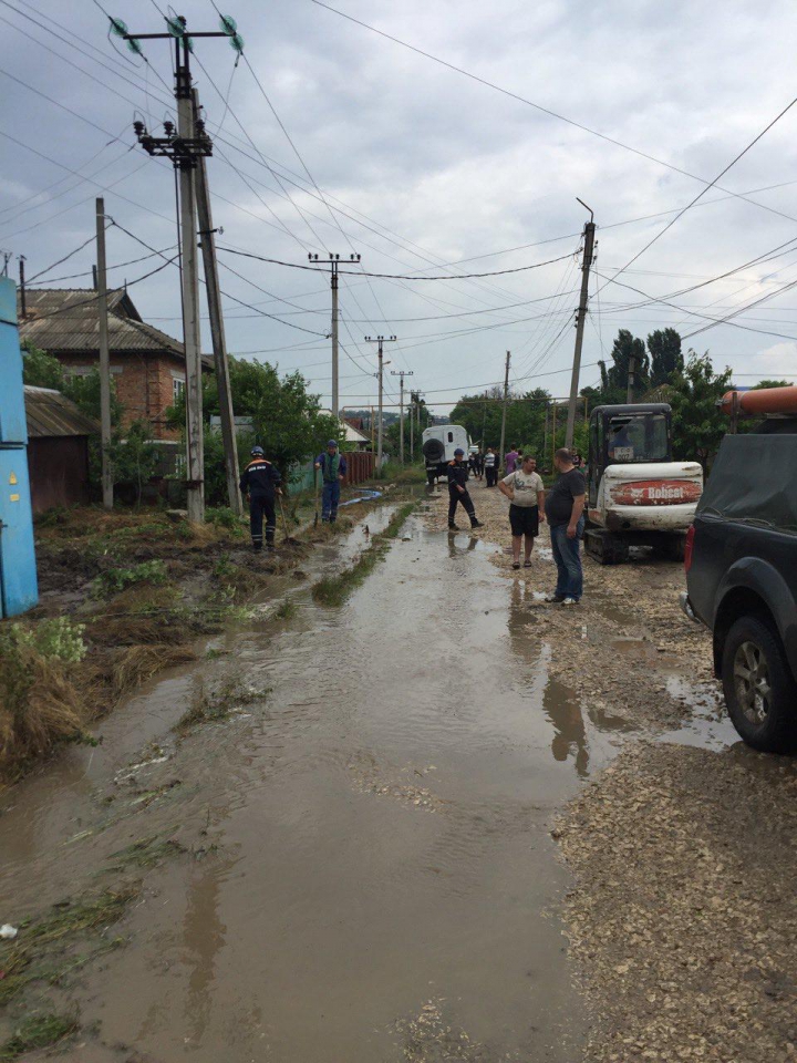 POTOP la Ceadîr-Lunga. Ploile torenţiale au afectat 52 de gospodării, 21 persoane au fost evacuate (FOTOREPORT)