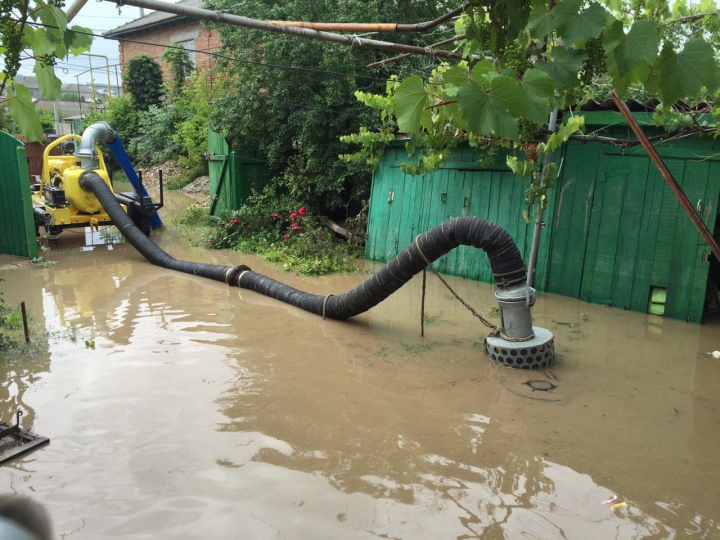 POTOP la Ceadîr-Lunga. Ploile torenţiale au afectat 52 de gospodării, 21 persoane au fost evacuate (FOTOREPORT)