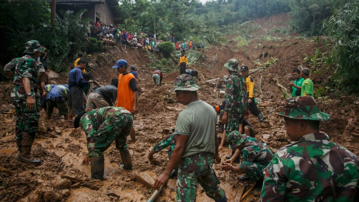 Zeci de persoane şi-au pierdut viaţa în urma alunecătorilor de teren din Indonezia