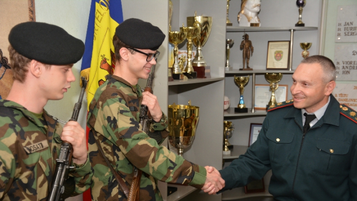 VESTE BUNĂ! Doi studenţi militari din Chişinău, admişi la studii în SUA (FOTO)