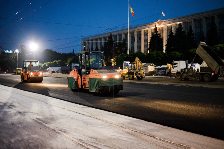 Cum arată Piaţa Marii Adunări Naţionale în timpul lucrărilor de asfaltare (FOTOREPORT NOCTURN)