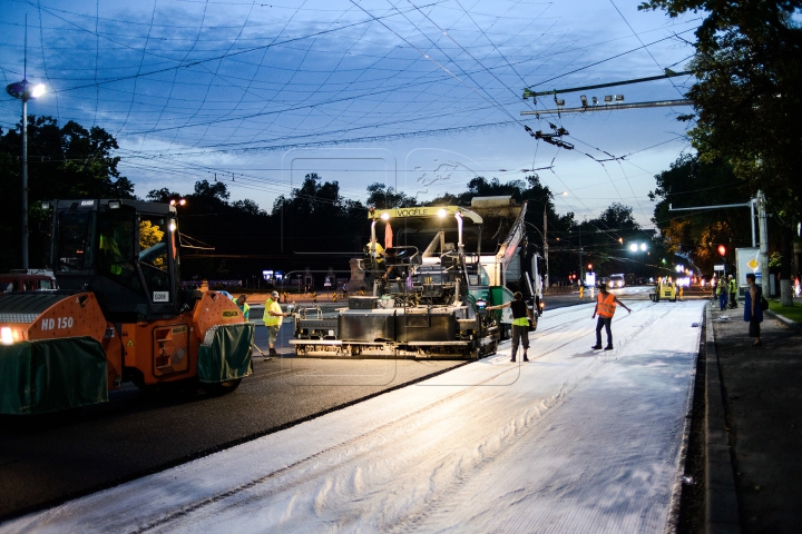 Cum arată Piaţa Marii Adunări Naţionale în timpul lucrărilor de asfaltare (FOTOREPORT NOCTURN)