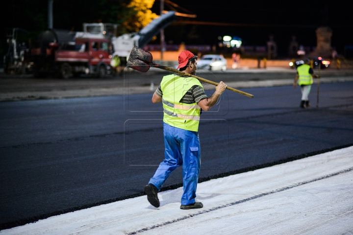 Cum arată Piaţa Marii Adunări Naţionale în timpul lucrărilor de asfaltare (FOTOREPORT NOCTURN)