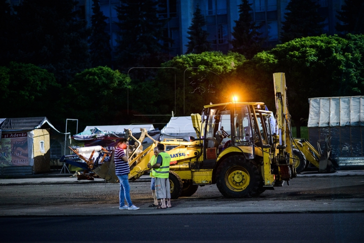 Cum arată Piaţa Marii Adunări Naţionale în timpul lucrărilor de asfaltare (FOTOREPORT NOCTURN)