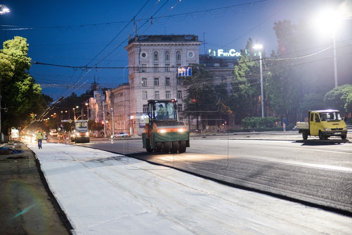 Cum arată Piaţa Marii Adunări Naţionale în timpul lucrărilor de asfaltare (FOTOREPORT NOCTURN)