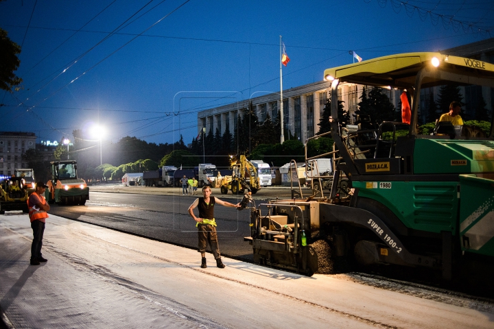 Cum arată Piaţa Marii Adunări Naţionale în timpul lucrărilor de asfaltare (FOTOREPORT NOCTURN)