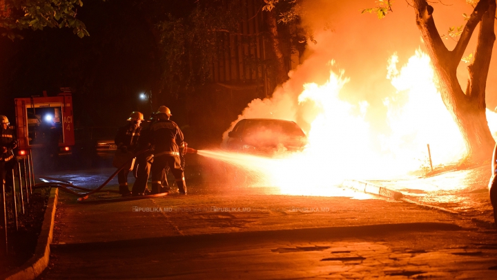 Șapte mașini, mistuite de flăcări. Cauza ȘOCANTĂ a izbucnirii incendiului de la Ciocana 