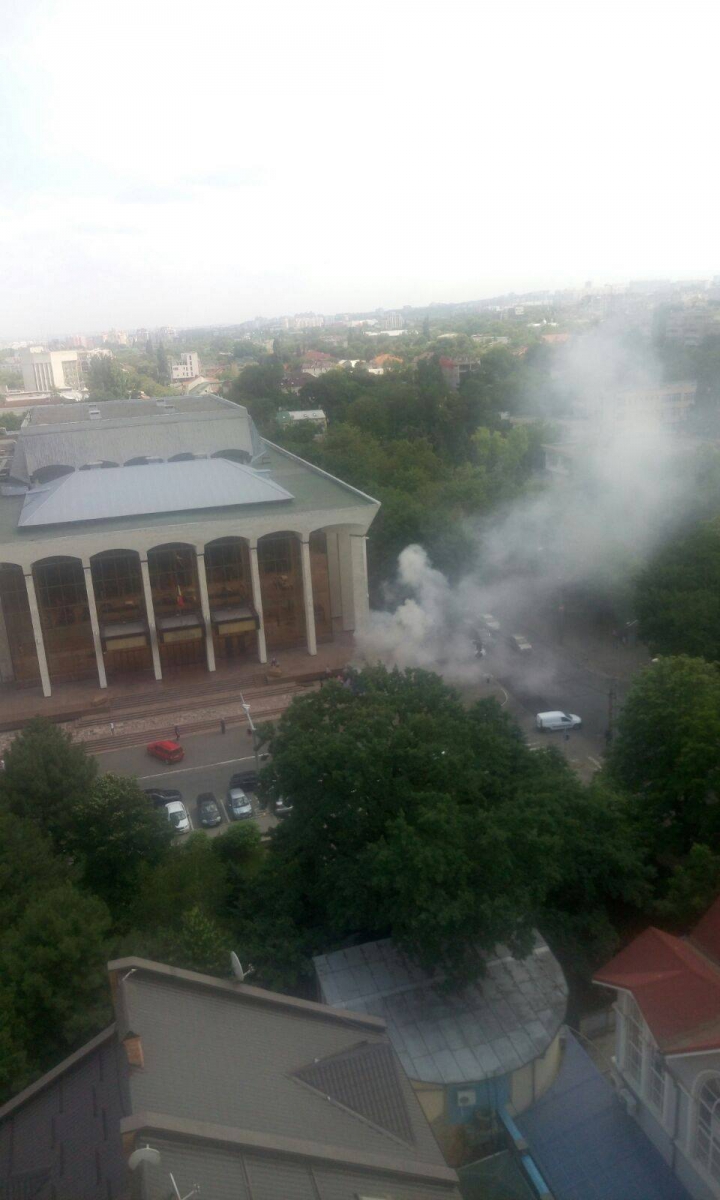 INCENDIU în centrul Capitalei! O maşină a intrat în panoul de la Palatul Republicii (FOTO/VIDEO)