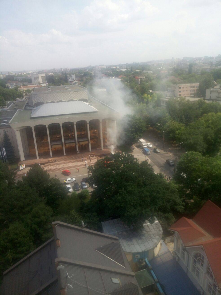 INCENDIU în centrul Capitalei! O maşină a intrat în panoul de la Palatul Republicii (FOTO/VIDEO)