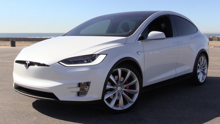 Un american acuză Tesla Model X că a accelerat singur într-un perete. Ce s-a întâmplat în realitate