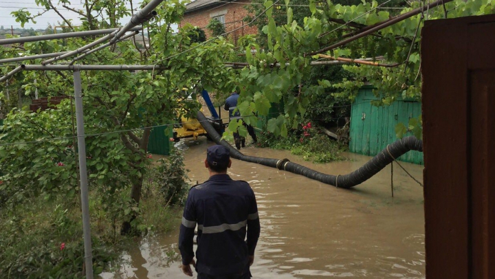 POTOP la Ceadîr-Lunga. Ploile torenţiale au afectat 52 de gospodării, 21 persoane au fost evacuate (FOTOREPORT)