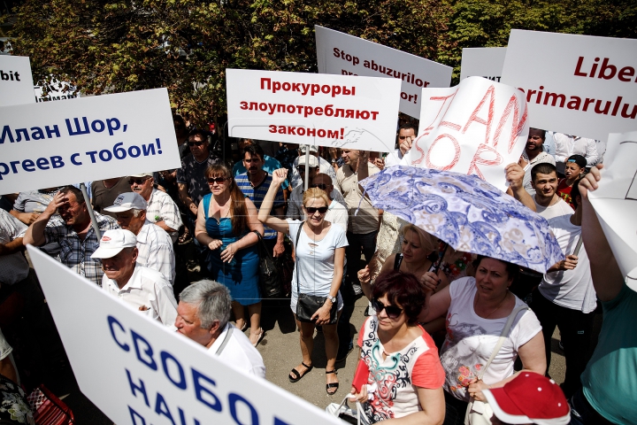 PROTEST în faţa Judecătoriei Buiucani. Oamenii cer eliberarea lui Ilan Şor (FOTO/VIDEO)