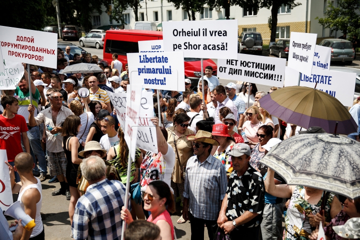 PROTEST în faţa Judecătoriei Buiucani. Oamenii cer eliberarea lui Ilan Şor (FOTO/VIDEO)