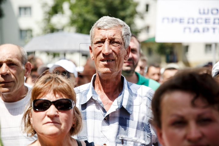 PROTEST în faţa Judecătoriei Buiucani. Oamenii cer eliberarea lui Ilan Şor (FOTO/VIDEO)