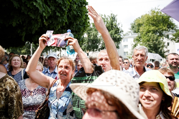 PROTEST în faţa Judecătoriei Buiucani. Oamenii cer eliberarea lui Ilan Şor (FOTO/VIDEO)