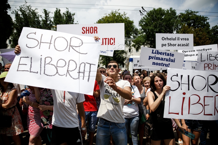 PROTEST în faţa Judecătoriei Buiucani. Oamenii cer eliberarea lui Ilan Şor (FOTO/VIDEO)