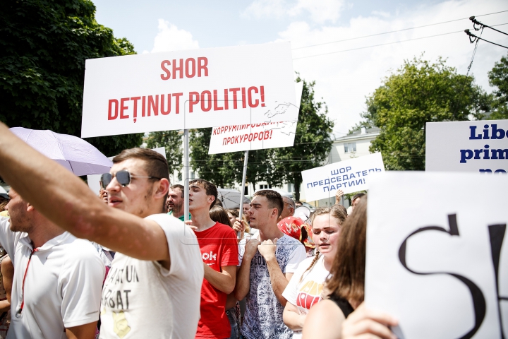 PROTEST în faţa Judecătoriei Buiucani. Oamenii cer eliberarea lui Ilan Şor (FOTO/VIDEO)