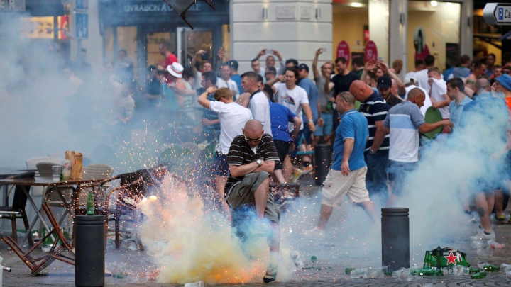 MĂCEL între suporteri la Marseille. Ruşii S-AU LUAT LA BĂTAIE cu rivalii francezi (VIDEO)