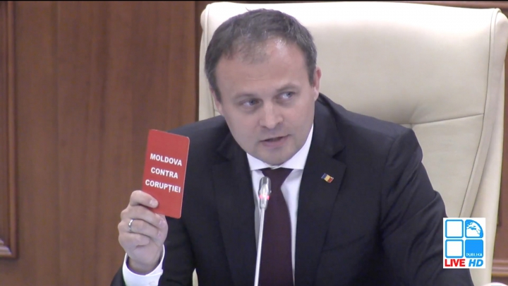 Pachetul de integritate, votat în Parlament. Deputații au arătat CARTONAȘ ROȘU corupției din Moldova (FOTO)