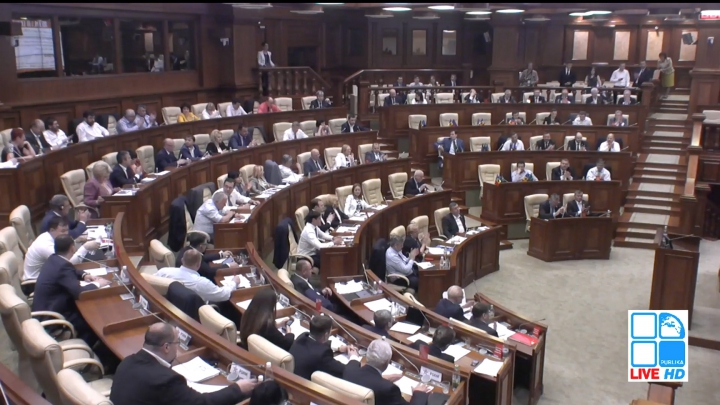 Pachetul de integritate, votat în Parlament. Deputații au arătat CARTONAȘ ROȘU corupției din Moldova (FOTO)