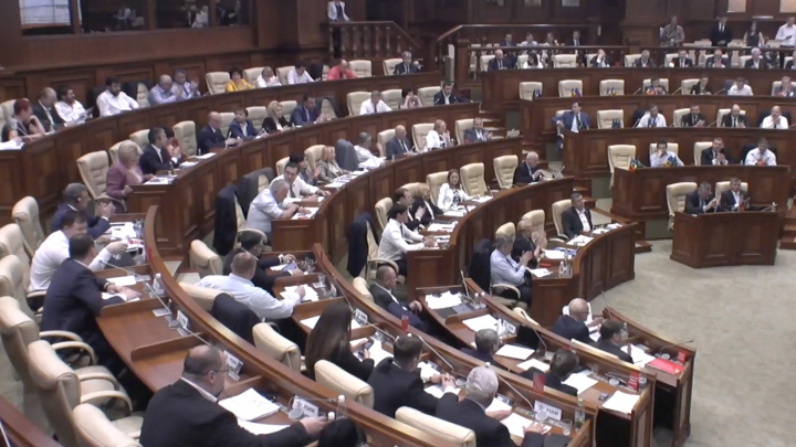 Pachetul de integritate, votat în Parlament. Deputații au arătat CARTONAȘ ROȘU corupției din Moldova (FOTO)