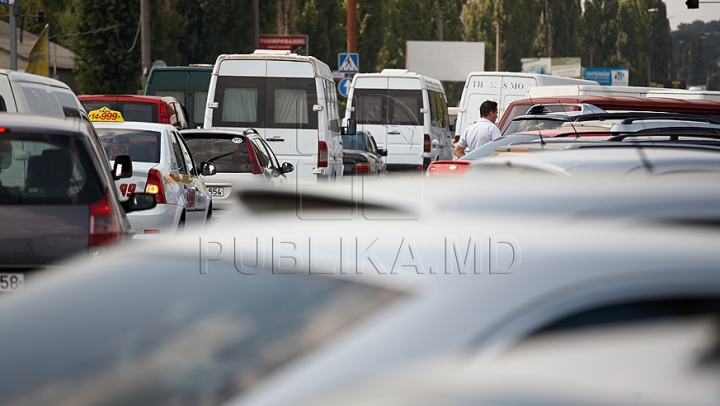 CAZ TRAGIC! Doi copii au murit după ce au fost lăsaţi de tatăl lor în maşină, în plin soare