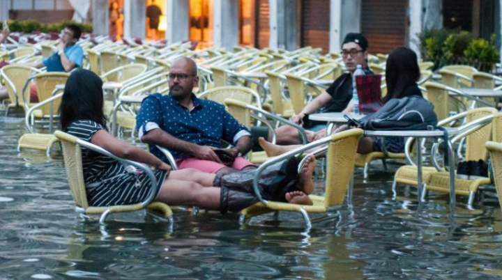 Veneția este inundată. Ce fac localnicii? Incredibil