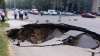 CRATER IMENS în Capitală! O gaură în asfalt apărută din senin i-a speriat pe trecători (FOTO)