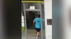 Angajații și clienții AU ÎNCREMENIT. Cine a intrat pe ușa unei bănci comerciale (VIDEO)