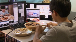 Cât de dăunător este mâncatul în faţa televizorului sau a telefonului mobil