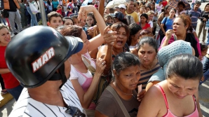 NO COMMENT: SUTE de femei au ATACAT granița cu Columbia pentru a face rost de MÂNCARE (VIDEO)