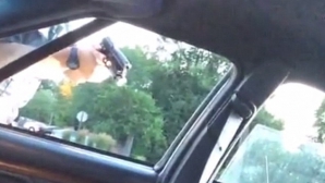 VIDEO ŞOCANT! MOMENTUL în care un şofer, tras pe dreapta, este ÎMPUŞCAT MORTAL de un poliţist