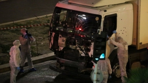 ATENTATUL SÂNGEROS din Nisa: Un motociclist încearcă să stopeze camionul morţii (VIDEO)