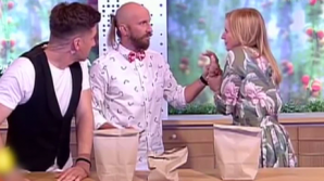 No COMMENT! O prezentatoare s-a pomenit cu un cui înfipt în mână în urma unui truc ratat (VIDEO)